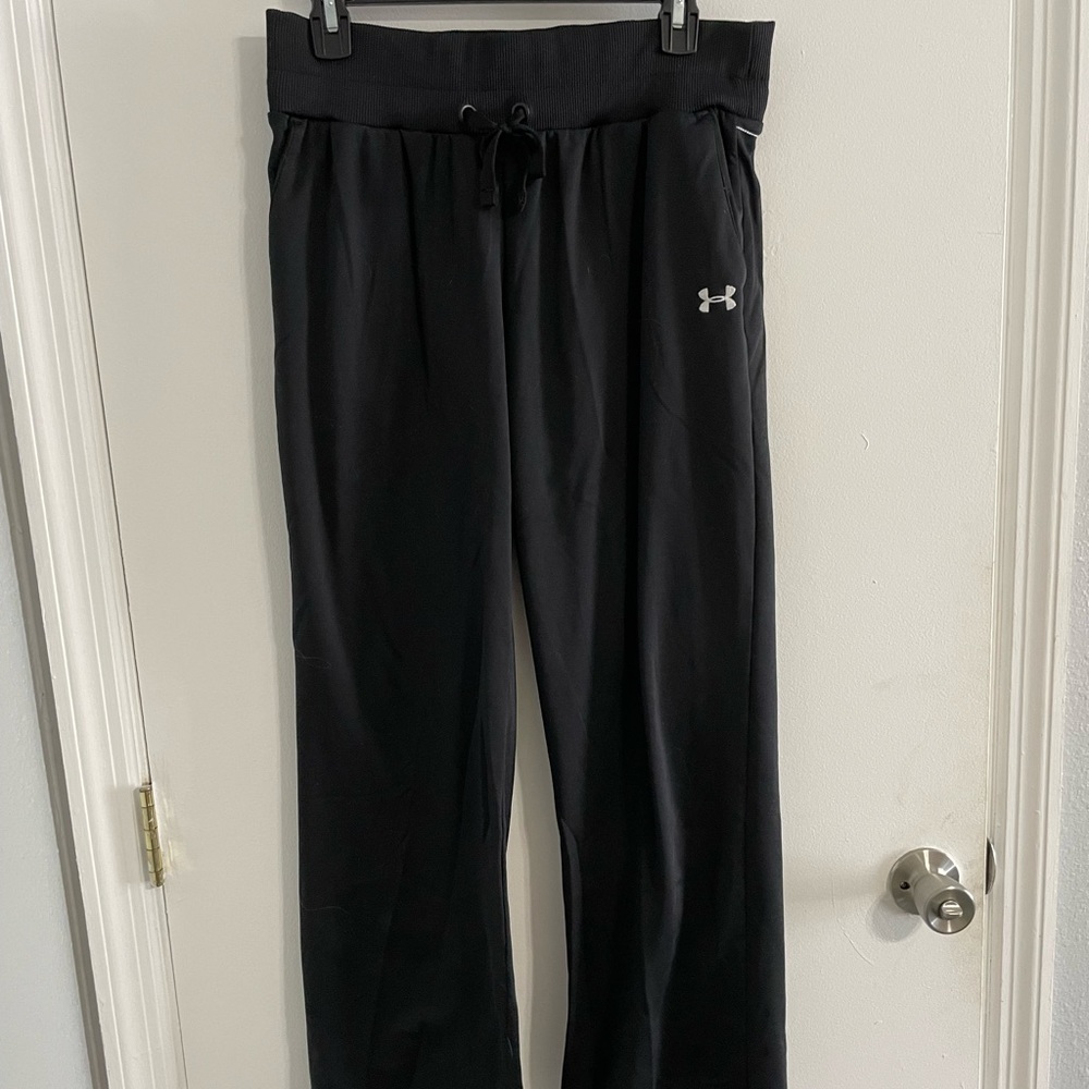 Under Armour size M flare leg pant black